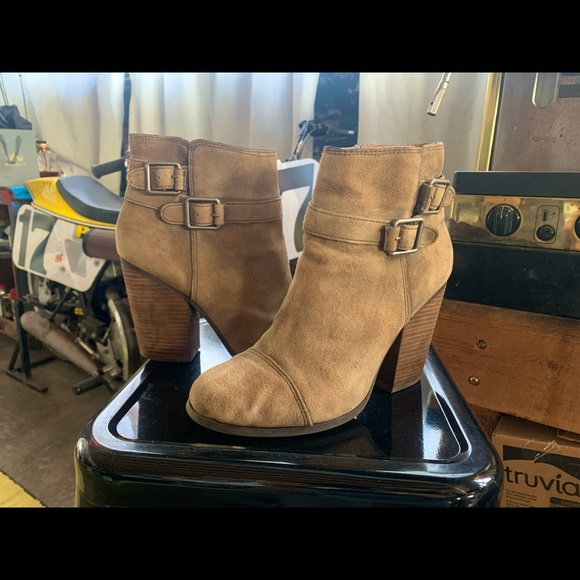 Lucky Brand Ankle Boots - Camel, chunky heel w/ buckles 9.5 womens - Picture 2 of 5